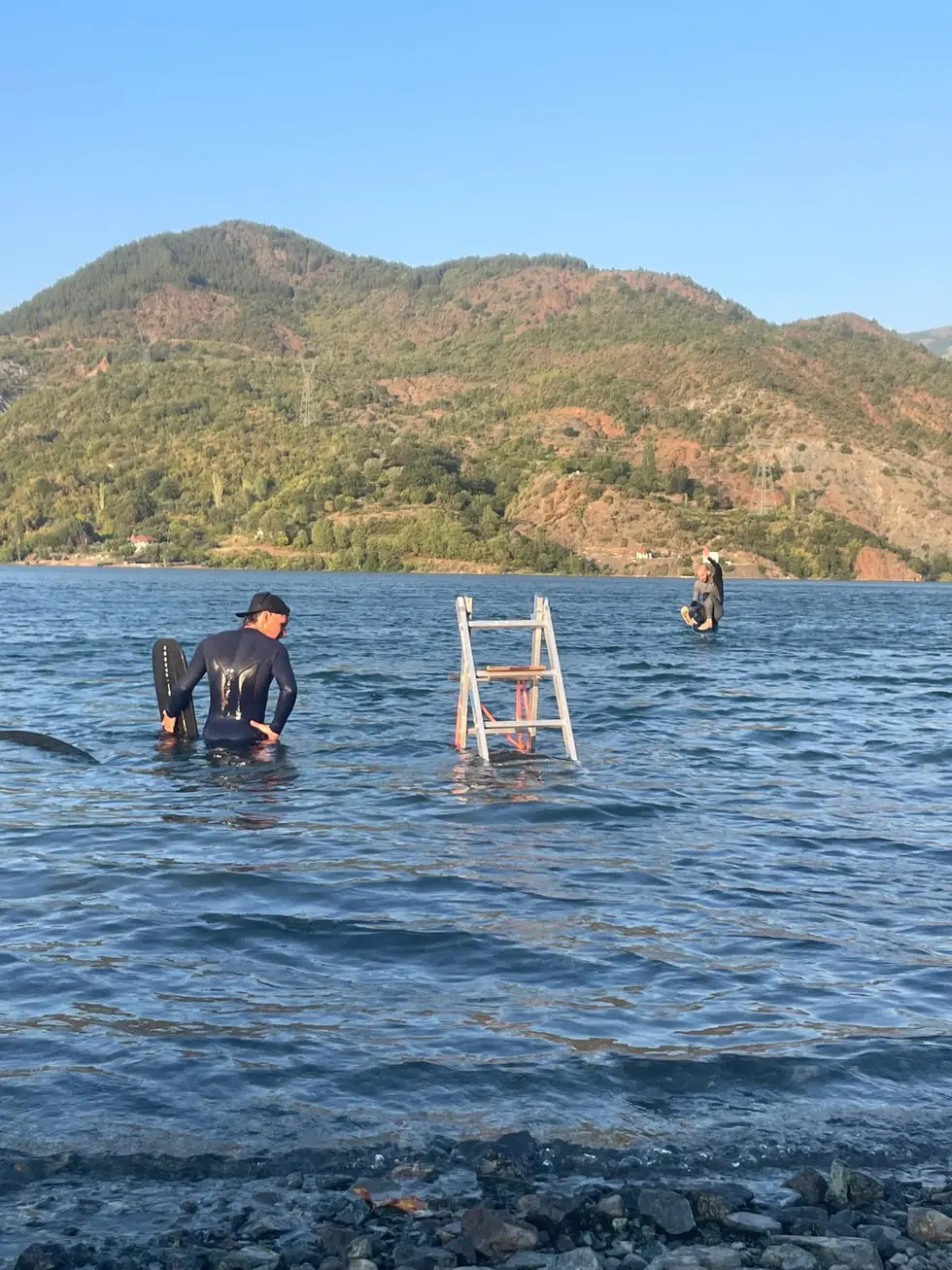 Riders sur un ponton au bord du lac